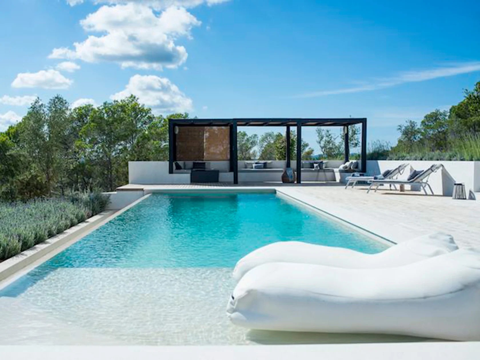 Seamless pool surround — micro cement project in AI